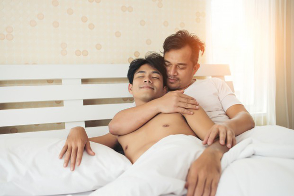 Quan hệ đồng tính nam được thực hiện giữa 2 người đàn ông